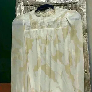 Elie Tahari blouse size med. never worn and  absolutely gorgeous boho 🌼🌺🍓